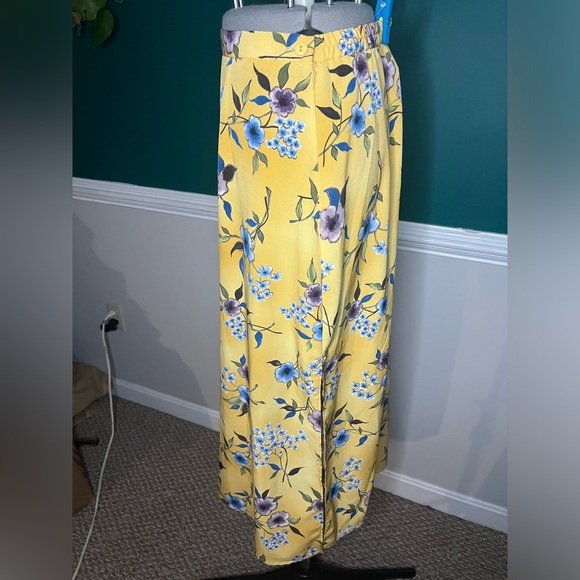 90’s vintage yellow floral skirt with slit. Has elastic waist band - Picture 2 of 7